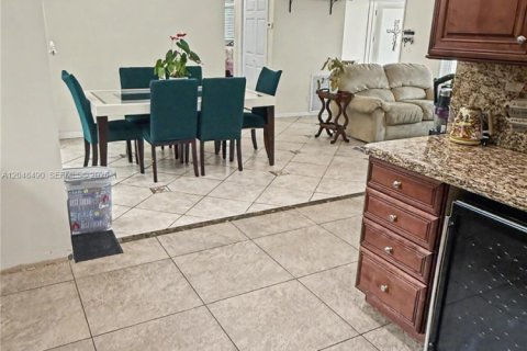 House in Pembroke Pines, Florida 3 bedrooms, 123.84 sq.m. № 2259992 - photo 13