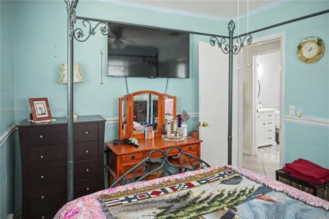 House in Pembroke Pines, Florida 3 bedrooms, 123.84 sq.m. № 2259992 - photo 25