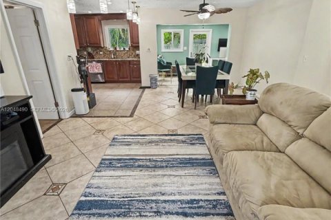 House in Pembroke Pines, Florida 3 bedrooms, 123.84 sq.m. № 2259992 - photo 4