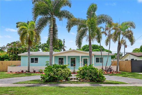 House in Pembroke Pines, Florida 3 bedrooms, 123.84 sq.m. № 2259992