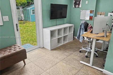House in Pembroke Pines, Florida 3 bedrooms, 123.84 sq.m. № 2259992 - photo 12