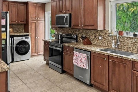 House in Pembroke Pines, Florida 3 bedrooms, 123.84 sq.m. № 2259992 - photo 16