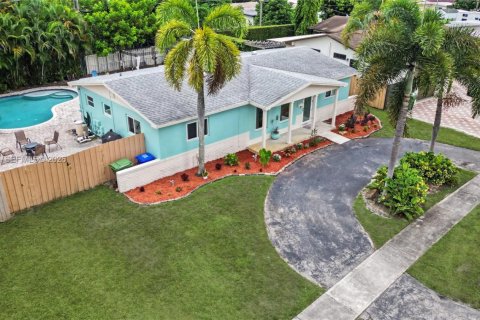 House in Pembroke Pines, Florida 3 bedrooms, 123.84 sq.m. № 2259992 - photo 2