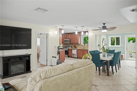 House in Pembroke Pines, Florida 3 bedrooms, 123.84 sq.m. № 2259992 - photo 3