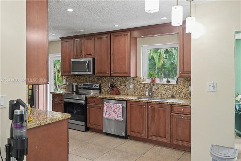 House in Pembroke Pines, Florida 3 bedrooms, 123.84 sq.m. № 2259992 - photo 14
