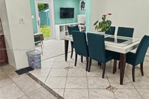 House in Pembroke Pines, Florida 3 bedrooms, 123.84 sq.m. № 2259992 - photo 7