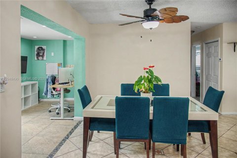 House in Pembroke Pines, Florida 3 bedrooms, 123.84 sq.m. № 2259992 - photo 8