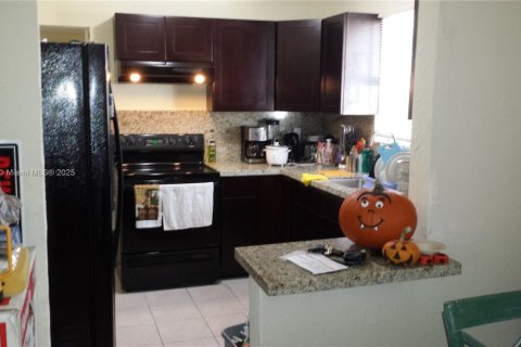 House in Hallandale Beach, Florida 3 bedrooms, 93.65 sq.m. № 1863415 - photo 7