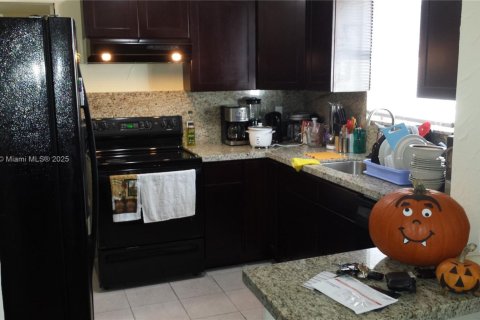 House in Hallandale Beach, Florida 3 bedrooms, 93.65 sq.m. № 1863415 - photo 5