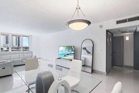 Condo in Sunny Isles Beach, Florida, 1 bedroom  № 2076690 - photo 4