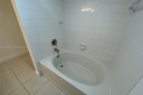 Copropriété à louer à Pembroke Pines, Floride: 2 chambres, 104.98 m2 № 2049572 - photo 10