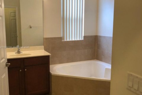 Casa en venta en Miami, Florida, 4 dormitorios, 210.42 m2 № 2000674 - foto 6