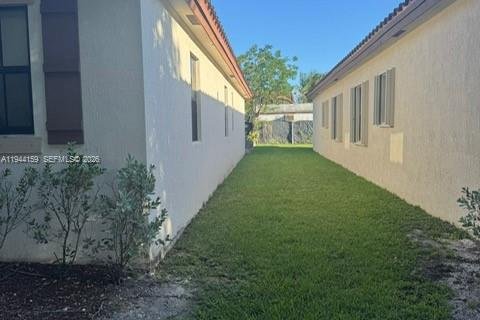 Casa en venta en Miami, Florida, 4 dormitorios, 210.42 m2 № 2000674 - foto 3