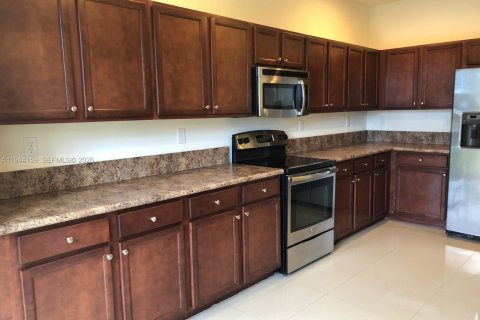 Casa en venta en Miami, Florida, 4 dormitorios, 210.42 m2 № 2000674 - foto 5