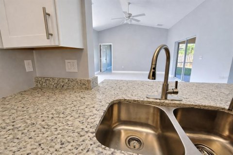 Villa ou maison à louer à Lehigh Acres, Floride: 3 chambres, 132.57 m2 № 2105478 - photo 5