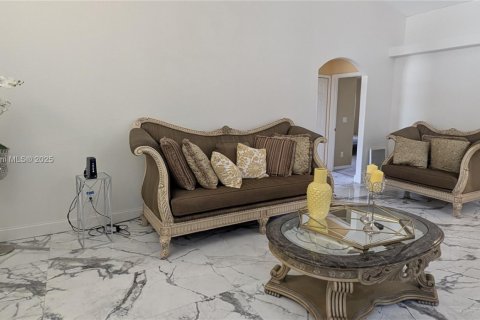 House in Lehigh Acres, Florida 3 bedrooms, 162.76 sq.m. № 1928976 - photo 8