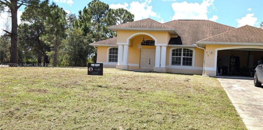 House in Lehigh Acres, Florida 3 bedrooms, 162.76 sq.m. № 1928976