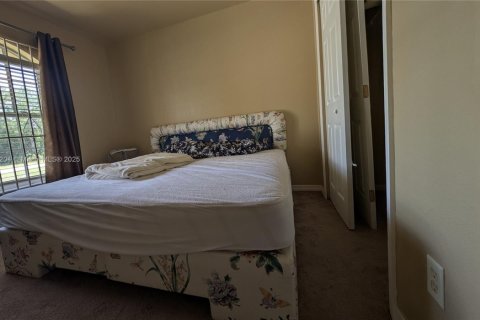 House in Lehigh Acres, Florida 3 bedrooms, 162.76 sq.m. № 1928976 - photo 6