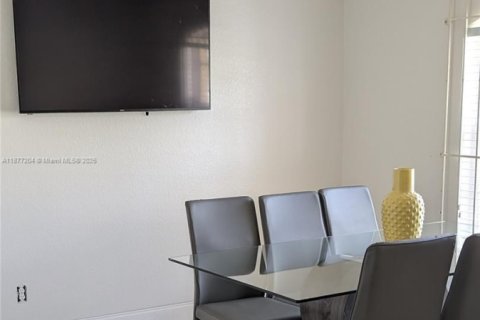 House in Lehigh Acres, Florida 3 bedrooms, 162.76 sq.m. № 1928976 - photo 10