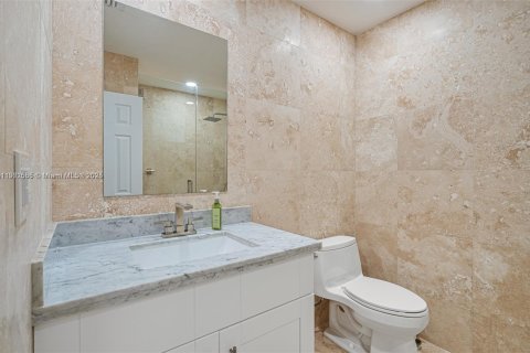 Casa en alquiler en Miami, Florida, 3 dormitorios, 139.35 m2 № 1965858 - foto 25