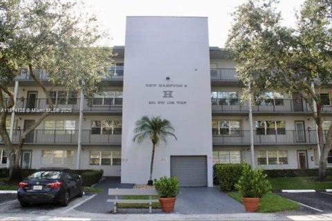Copropriété à louer à Pembroke Pines, Floride: 2 chambres, 88.54 m2 № 1971438 - photo 1