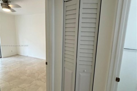 Copropriété à louer à Pembroke Pines, Floride: 2 chambres, 88.54 m2 № 1971438 - photo 13