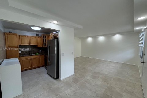 Copropriété à louer à Pembroke Pines, Floride: 2 chambres, 88.54 m2 № 1971438 - photo 2
