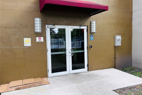 Condominio en venta en Cutler Bay, Florida, 2 dormitorios, 75.16 m2 № 1752554 - foto 3