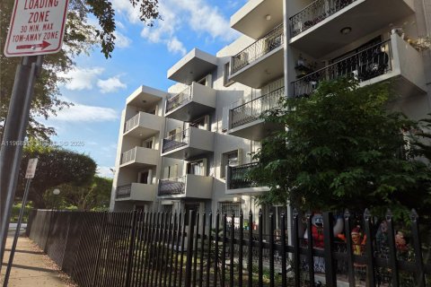 Condominio en alquiler en Miami, Florida, 1 dormitorio, 57.6 m2 № 2031690 - foto 1