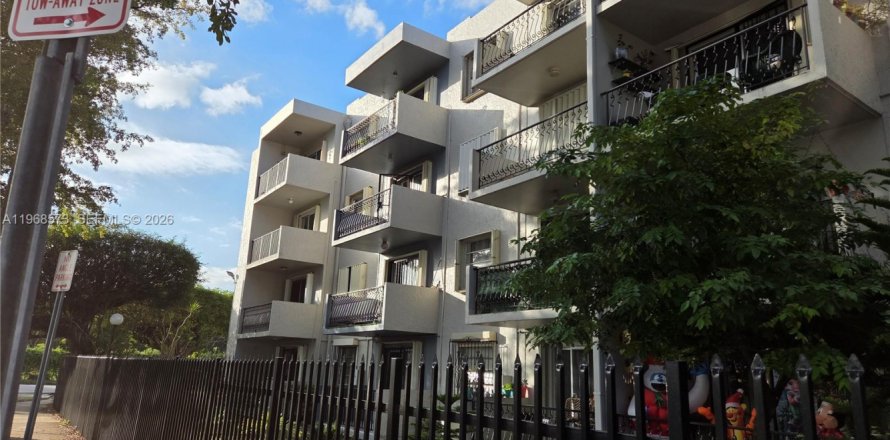 Condominio en Miami, Florida, 1 dormitorio  № 2031690