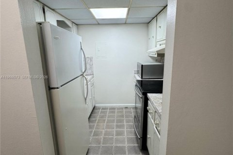 Condominio en alquiler en Miami, Florida, 1 dormitorio, 57.6 m2 № 2031690 - foto 4