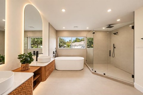 House in Tampa, Florida 5 bedrooms, 289.86 sq.m. № 2414050 - photo 9