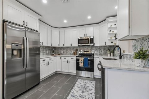 House in Saint Petersburg, Florida 2 bedrooms, 95.04 sq.m. № 1886988 - photo 3