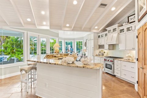 House in Boca Grande, Florida 3 bedrooms, 285.67 sq.m. № 2430950 - photo 6