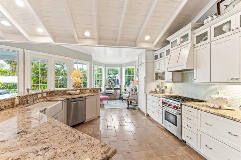 House in Boca Grande, Florida 3 bedrooms, 285.67 sq.m. № 2430950 - photo 8