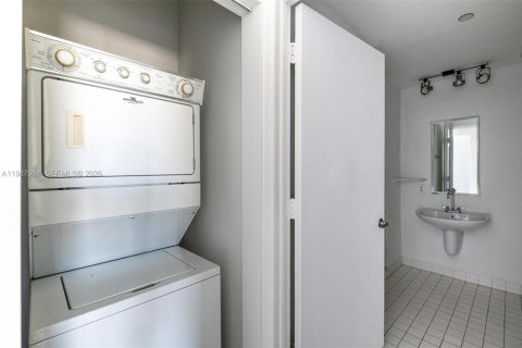 Купить кондоминиум в Майами, Флорида 1 спальня, 63.64м2, № 2050946 - фото 5