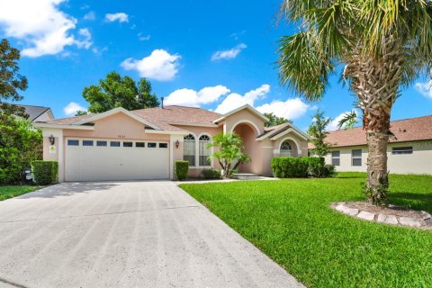 House in Clermont, Florida 5 bedrooms, 215.9 sq.m. № 1819529 - photo 2
