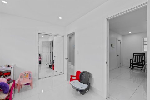 Casa en venta en Fort Lauderdale, Florida, 4 dormitorios, 130.99 m2 № 2249299 - foto 17