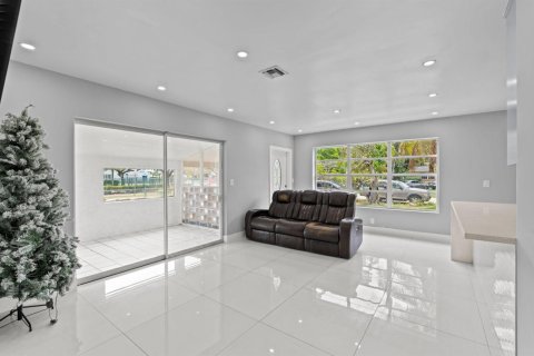 Casa en venta en Fort Lauderdale, Florida, 4 dormitorios, 130.99 m2 № 2249299 - foto 8