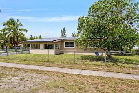 Casa en venta en Fort Lauderdale, Florida, 4 dormitorios, 130.99 m2 № 2249299 - foto 2