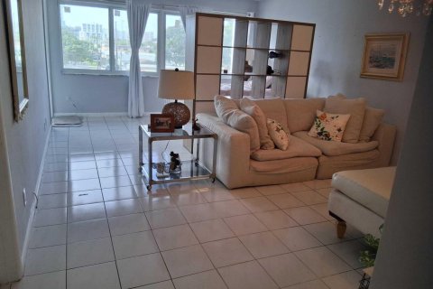 Condo in Hallandale Beach, Florida, 1 bedroom  № 2178844 - photo 2