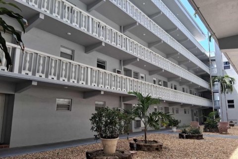Condo in Hallandale Beach, Florida, 1 bedroom  № 2178844 - photo 8
