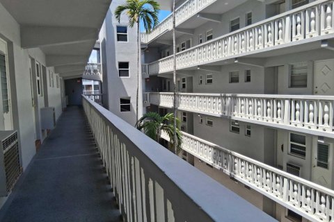 Condo in Hallandale Beach, Florida, 1 bedroom  № 2178844 - photo 12