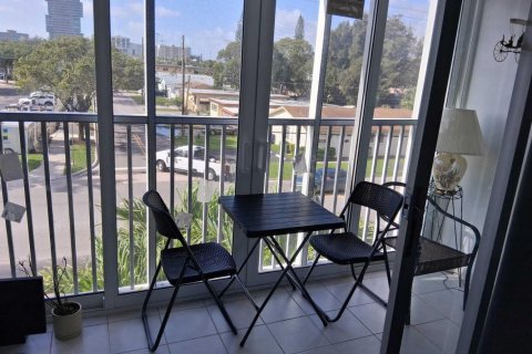 Condo in Hallandale Beach, Florida, 1 bedroom  № 2178844 - photo 13