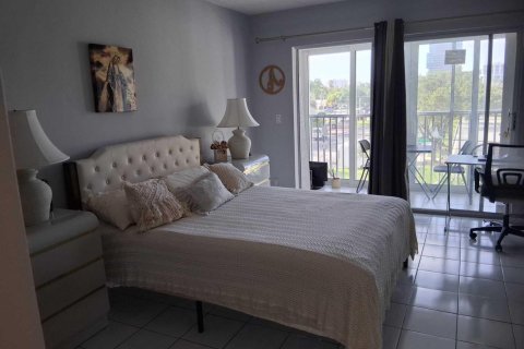 Condo in Hallandale Beach, Florida, 1 bedroom  № 2178844 - photo 3