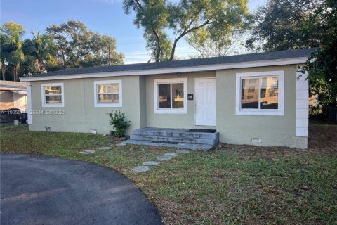 Купить виллу или дом в Форт-Лодердейл, Флорида 3 спальни, 91.79м2, № 1984045 - фото 1