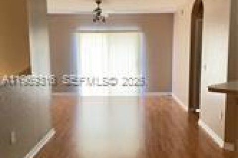 Condominio en venta en North Lauderdale, Florida, 1 dormitorio, 81.57 m2 № 2030183 - foto 2