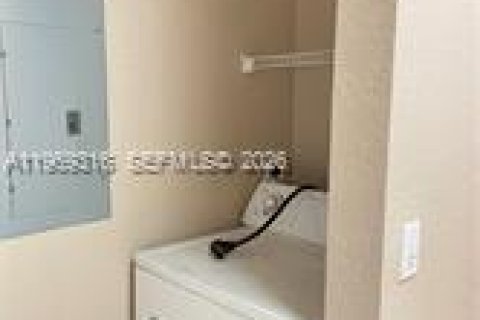 Condominio en venta en North Lauderdale, Florida, 1 dormitorio, 81.57 m2 № 2030183 - foto 10