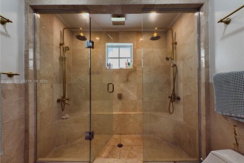 Casa en alquiler en Coral Gables, Florida, 8 dormitorios, 424.75 m2 № 1993633 - foto 18