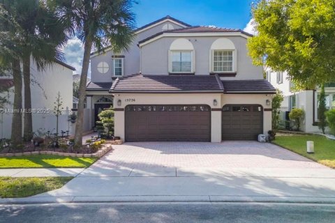 House in Pembroke Pines, Florida 4 bedrooms, 266.26 sq.m. № 1954557 - photo 1